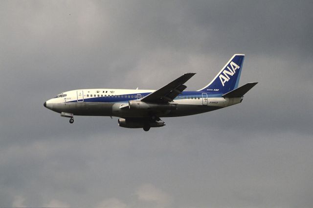 Boeing 737-200 (JA8453) - Final Approach to Narita Intl Airport Rwy34 on 1989/05/05