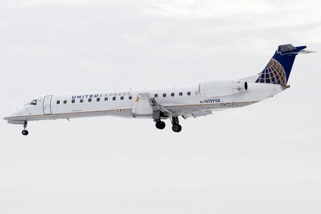 Embraer ERJ-145 (N13958)