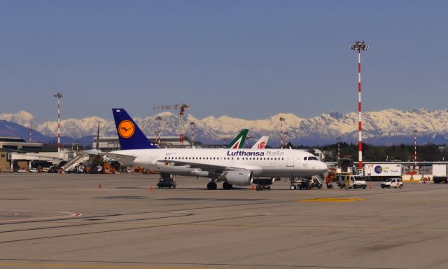 Airbus A319 (D-AKNH) - Lufthansa Airbus A319-112 D-AKNH in Milan Malpensa