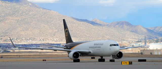 BOEING 767-300 (N335UP)