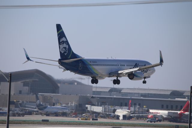 Boeing 737-800 (N569AS)