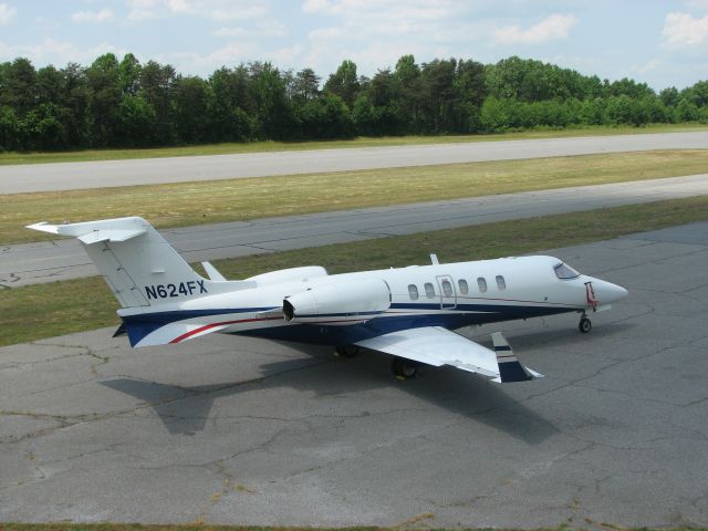 Learjet 40 (N624FX)