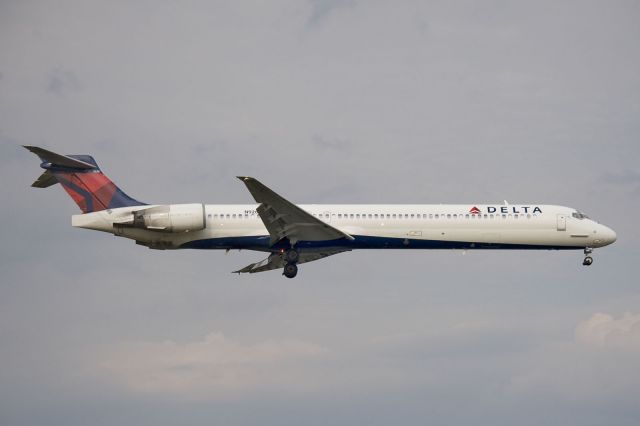 McDonnell Douglas MD-90 (N926DH)