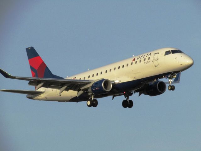 Embraer 175 (N257SY) - Landing RWY 20R