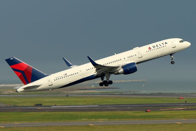 Boeing 757-200 (N707TW) - DL 2566 departing for San Francisco