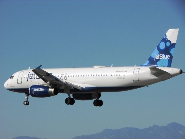 Airbus A320 (N570JB) - Landing RWY 30