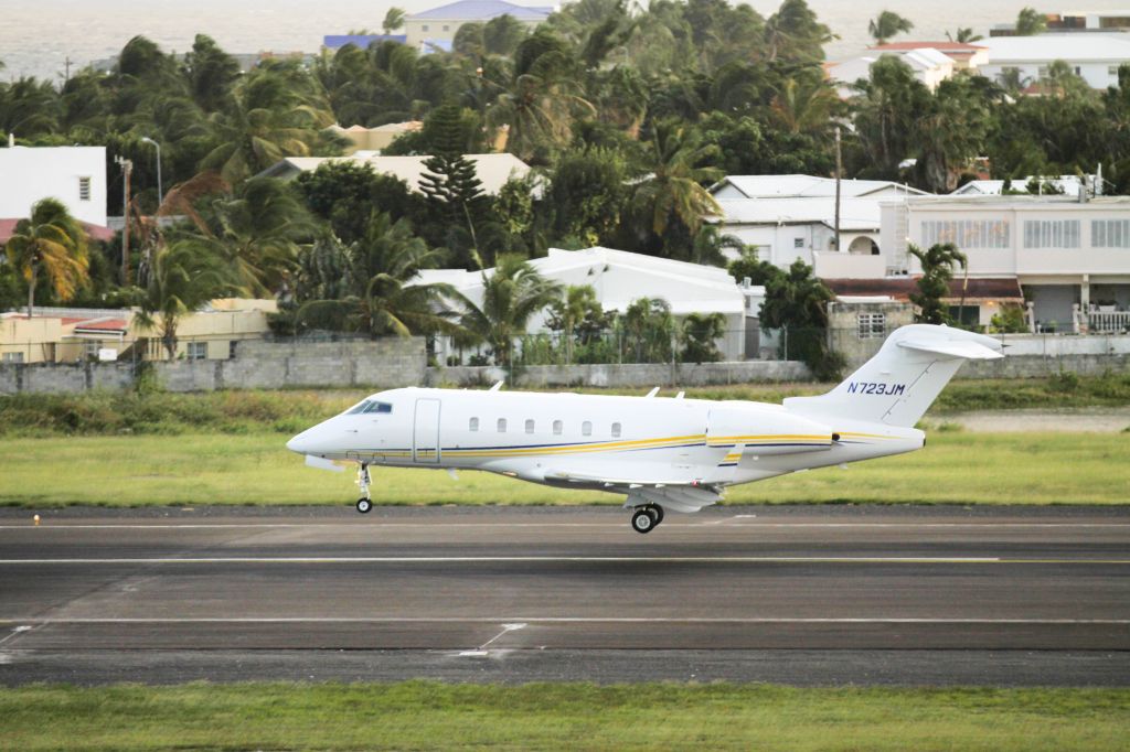 Bombardier Challenger 300 (N723JM)