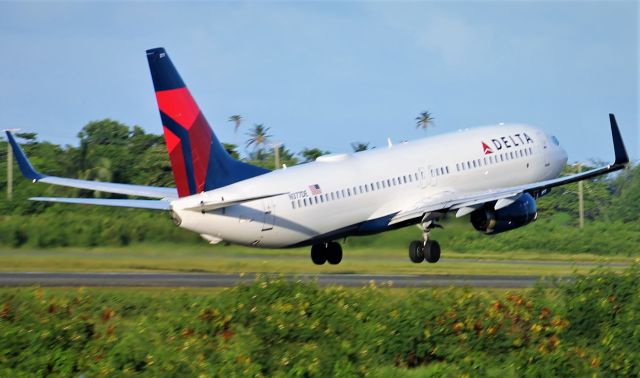 Boeing 737-800 (N377DE)