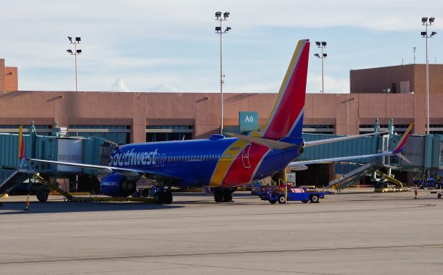 Boeing 737-800 (N8655D)