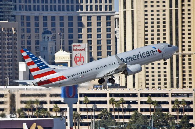 Boeing 737-800 (N968NN)