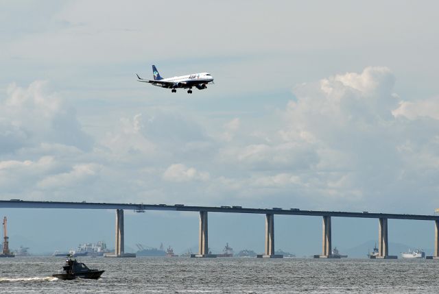 PR-AZA — - On final approach to land RWY20 at Santos Dumont Apt