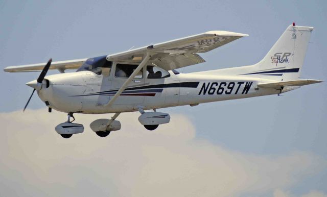 Cessna Skyhawk (N669TW)