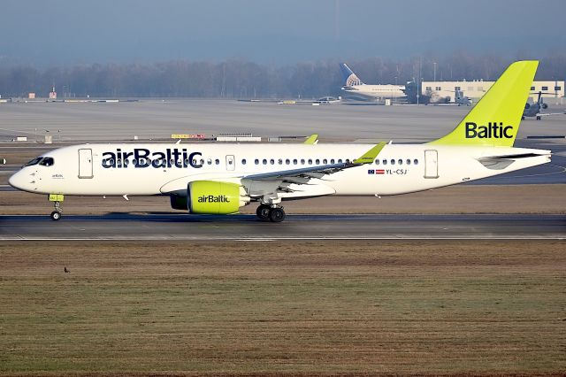 Airbus A220-300 (YL-CSJ)