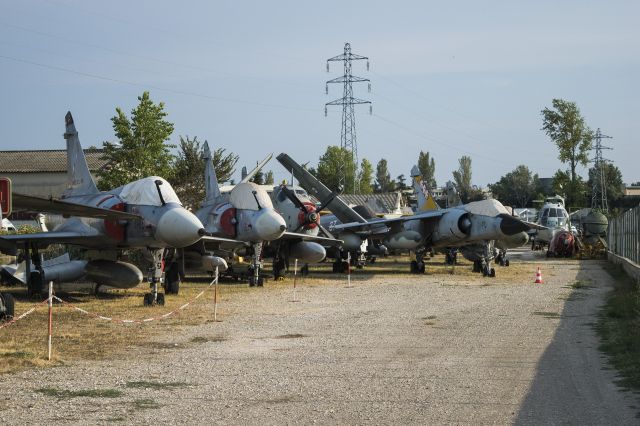 — — - Mirage F1 et Mirage3 à Orange France