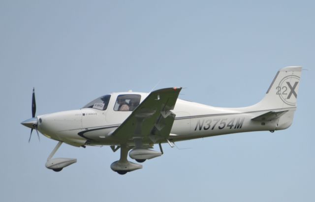 Cirrus SR-22 (N3754M) - Final approach to runway 36 at Airventure 2018 on Sunday.