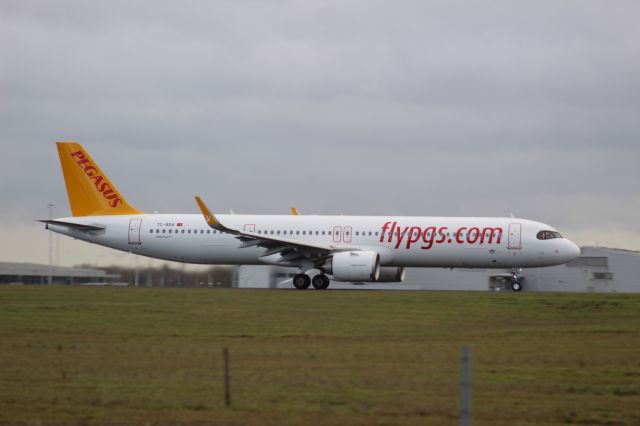 Airbus A321neo (TC-RDA) - A Pegasus A321neo taking off at London Stansted Airport, on runway 22.br /br /Location: London Stansted Airport.br /Date: 21.12.22 (dd/mm/yy).