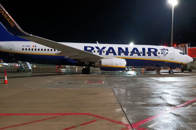 Boeing 737-800 (EI-EBL) - Ryanair - B737-8AS (EI-EBL) on "stand" at ALC on an early rainy morning. (Photo 20 Oct 2023)