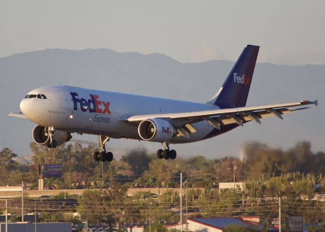 Airbus A300F4-600 (N664FE) - Arriving to Phoenix (Please view in "Full" for best image quality)