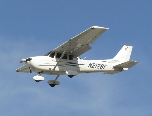 Cessna Skyhawk (N2126F) - Landing RWY 24