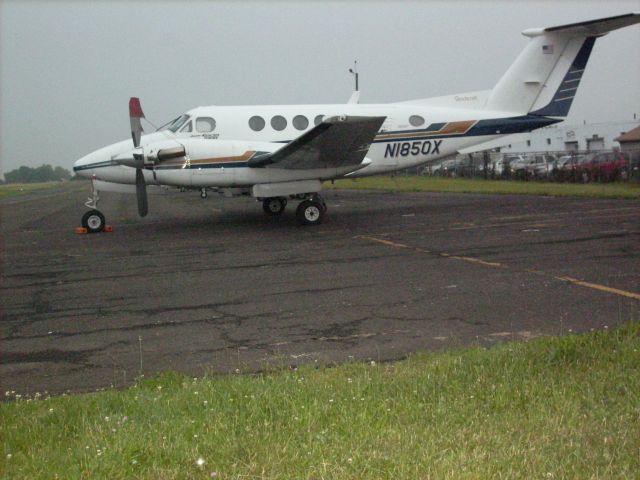 Beechcraft Super King Air 200 (N1850X) - A nice Beechcraft Super King Air B200-GTO on the ramp at the Doylestown Airport in Pennsylvania at night.