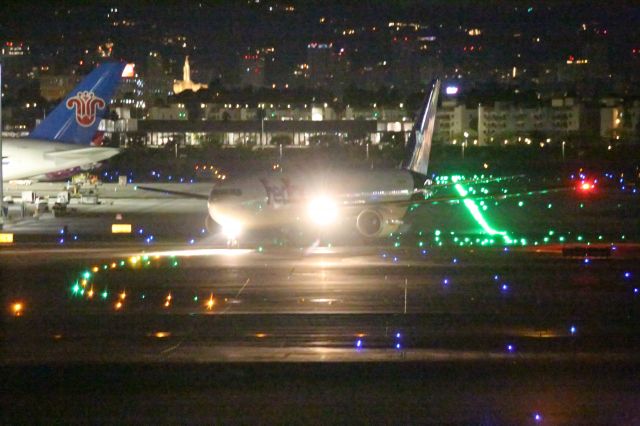 BOEING 767-300 (N152FE)