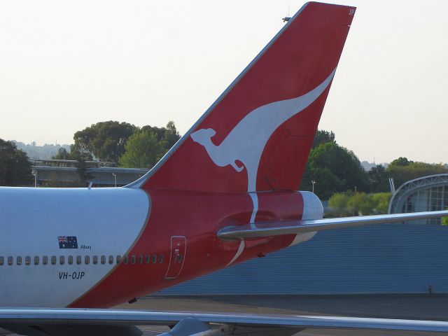 Boeing 747-400 (VH-OJP) - tail of VH-OJP at Johannesburg on September 26, 2009