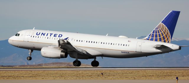 Airbus A320 (N481UA) - Landing on 16L.