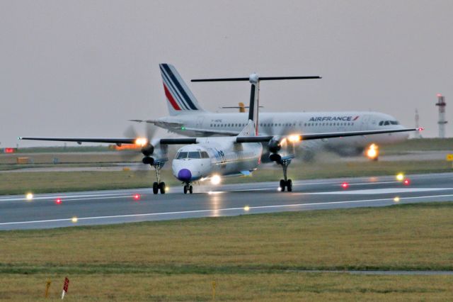 de Havilland Dash 8-400 (G-ECOB) - BEE293 departing to Edinburgh