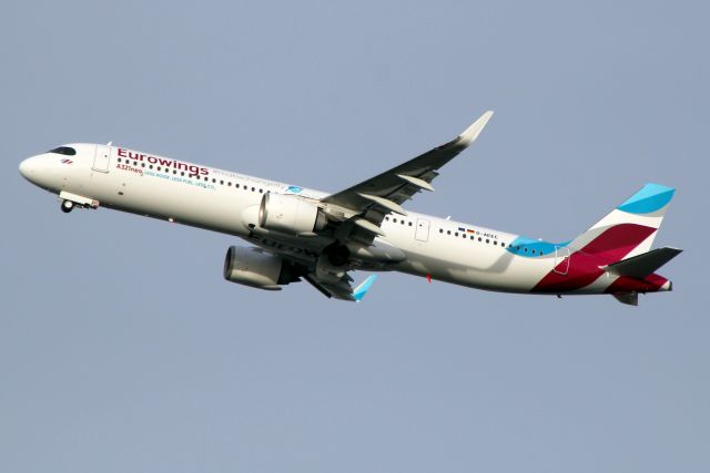 Airbus A321neo (D-AEEC) - Airborne off rwy 27R on 28-Dec-23 operating flight EWG9467 to EDDL.