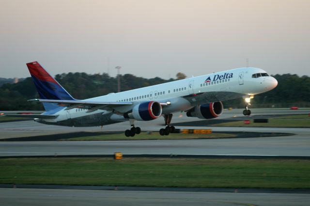 N645DL — - Hartsfield International - Atlanta 2006