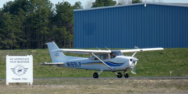 Cessna Skyhawk (N169LP) - Shortly after landing is this 1999 Cessna 172S Skyhawk SP in the Spring of 2024.