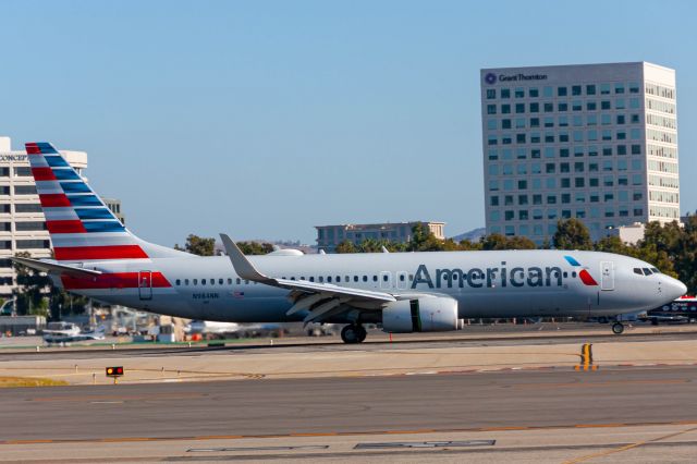 Boeing 737-800 (N984NN)