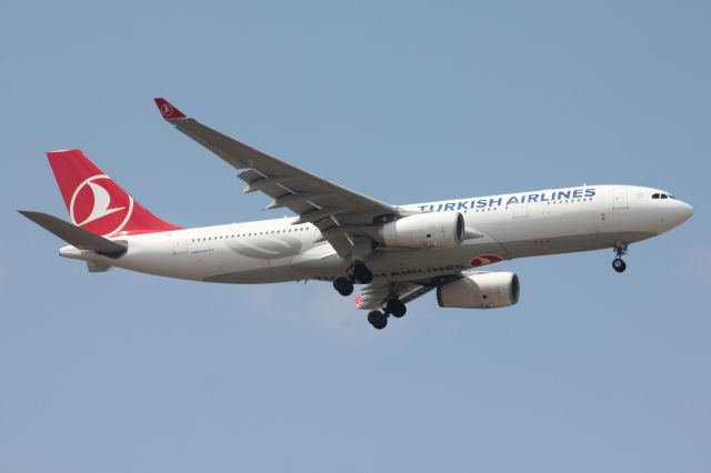 Airbus A330-200 (TC-LOM)