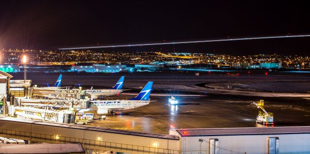 BOEING 737-600 (C-GWSK)