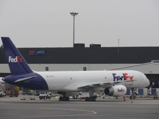 Boeing 757-200 (N975FD)