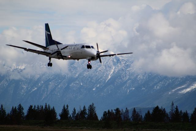 Saab 340 (C-GPCF) - SAAB making an emergency landing back at Cranbrook, after pulling a steep bank on approach. I'm unsure of the reason for the return, however they were sitting on the apron for a while