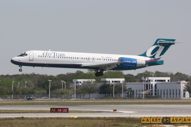 Boeing 717-200 (N996AT) - AirTran Flight 696 (N996AT) arrives on Runway 32 at Sarasota-Bradenton International Airport following a flight from Hartsfield-Jackson Atlanta International Airport