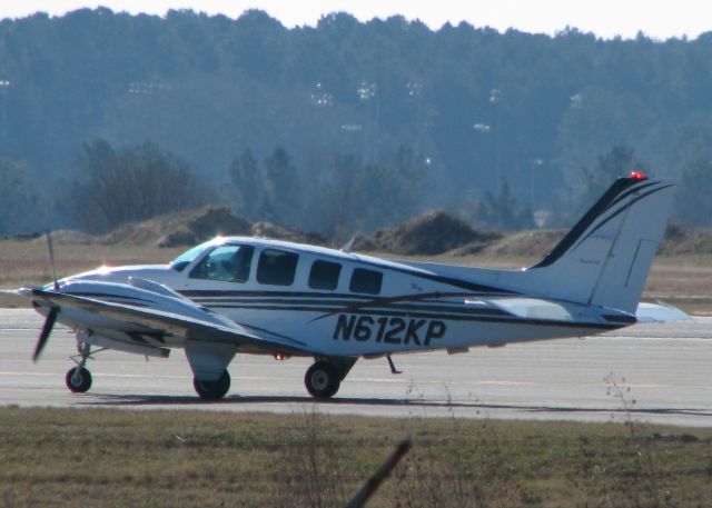 Beechcraft Baron (58) (N612KP) - About to take off from the Shreveport Regional airport.