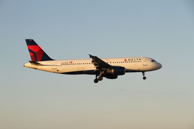 Airbus A320 (N327NW)