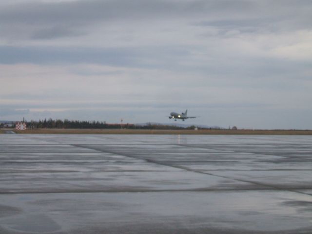 — — - Landing at Goose Airport NL