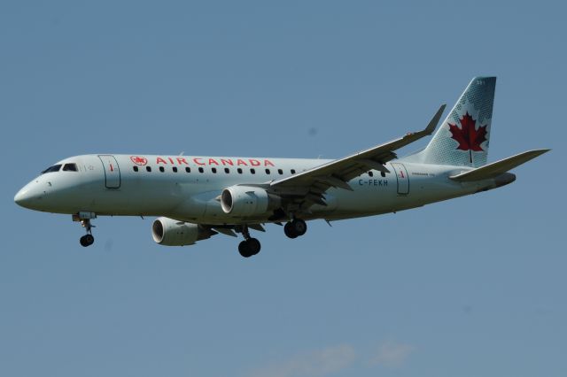 Embraer 175 (C-FEKH)