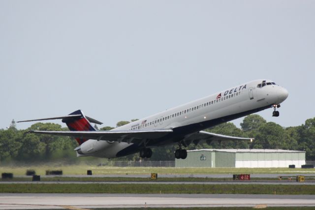 McDonnell Douglas MD-88 (N948DL) - Delta Flight 2171 (N948DL) departs Sarasota-Bradenton International Airport enroute to Hartsfield-Jackson Atlanta International Airport