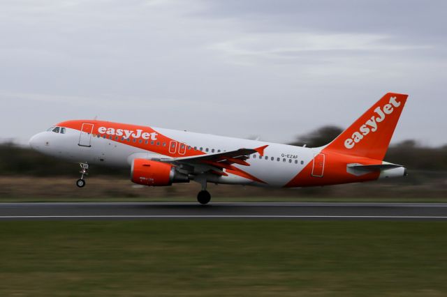 Airbus A319 (G-EZAF) - EZY1925 departing to Paris CDG