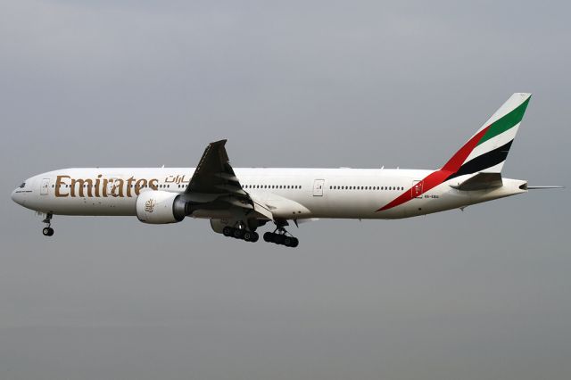 Boeing 777-200 (A6-EBU)
