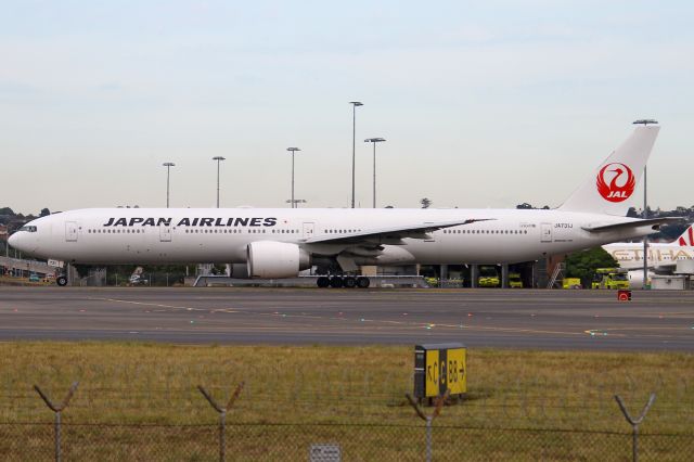 BOEING 777-300ER (JA731J)