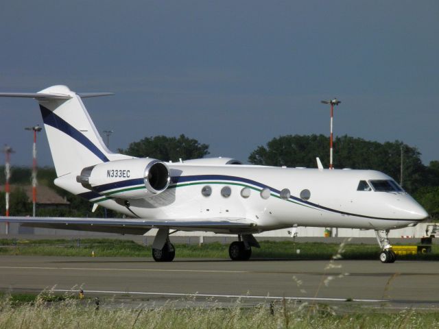 Gulfstream Aerospace Gulfstream IV (N333EC) - Aeromobile GLF4 stava rullando verso testata pista 02 per poi decollare