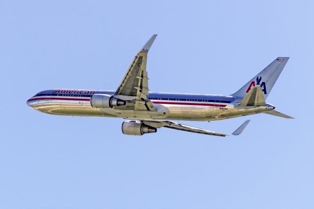 BOEING 767-300 (N353AA)