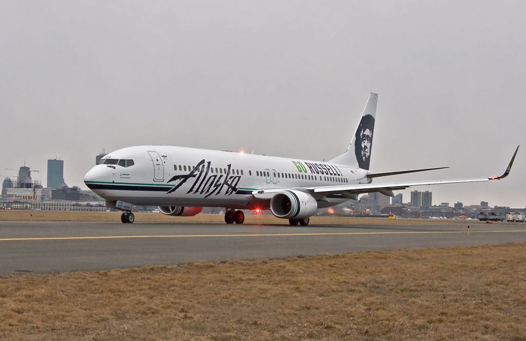 Boeing 737-900 (N453AS) - Alaska Airlines "Go Russell" Special Livery double beacon Taxi 