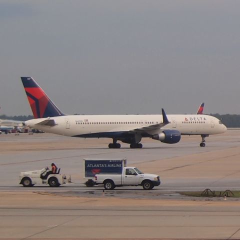 Boeing 757-200 (N661DN)