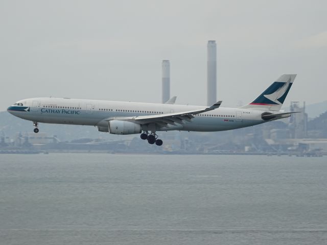 Airbus A330-300 (B-HLM)